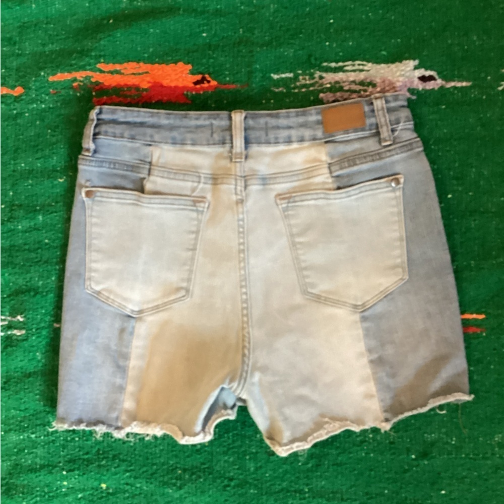 Judy Blue Contrast Panel Jean Shorts-SZ L
Waist 14”
Inseam 3” - Picture 2 of 4